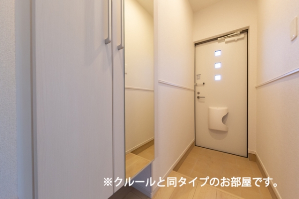 玄関　※参考写真　同建築メーカー施工の同間取完成他物件のものです。