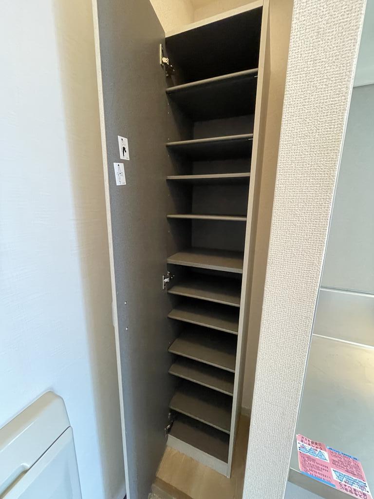 収納　玄関にはスリムなシューズボックス完備！！