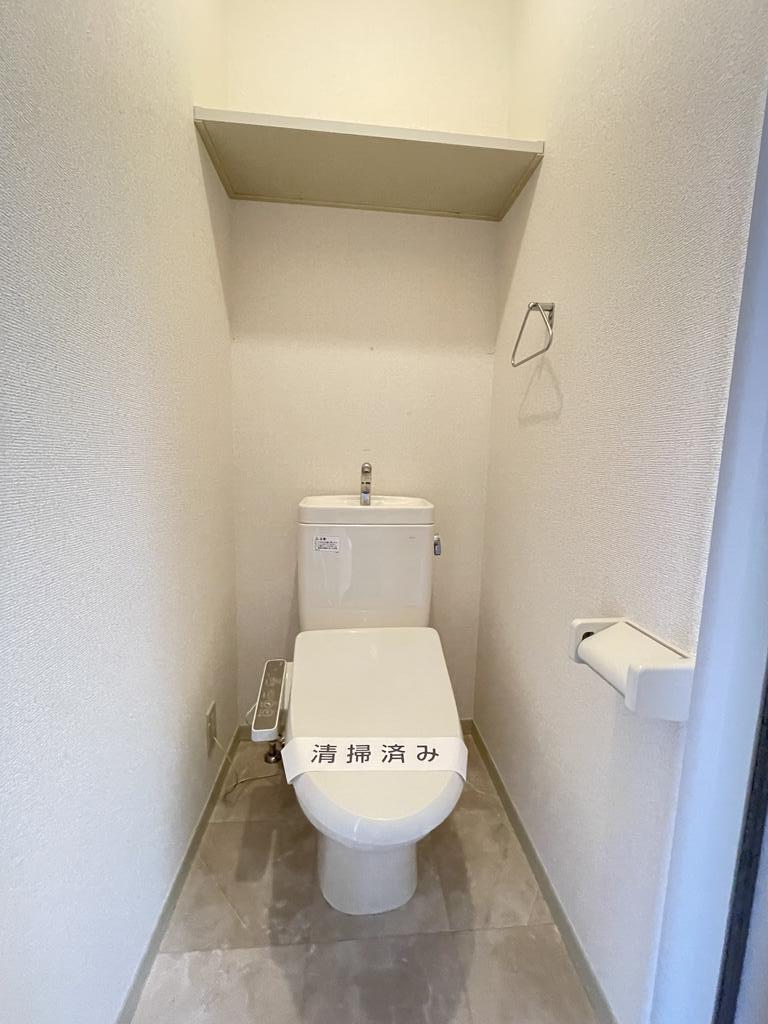 トイレ　トイレ上部にはトイレットペーパーの置ける棚があります！！