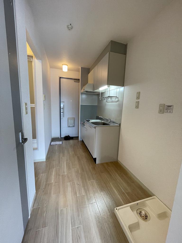 キッチン　流し台の手前に洗濯機置き場があります！！