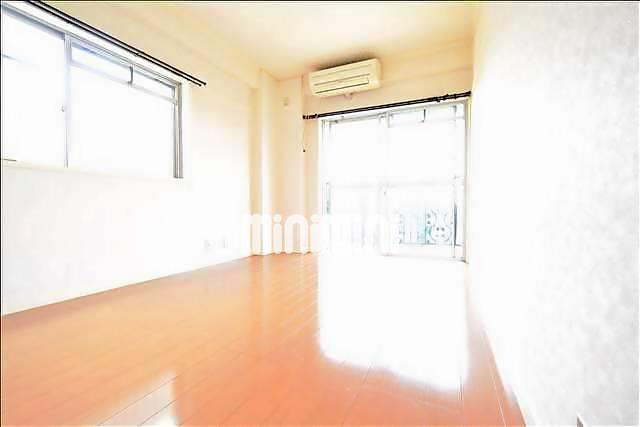 居室・リビング　南向きの二面採光で日当り良好です♪