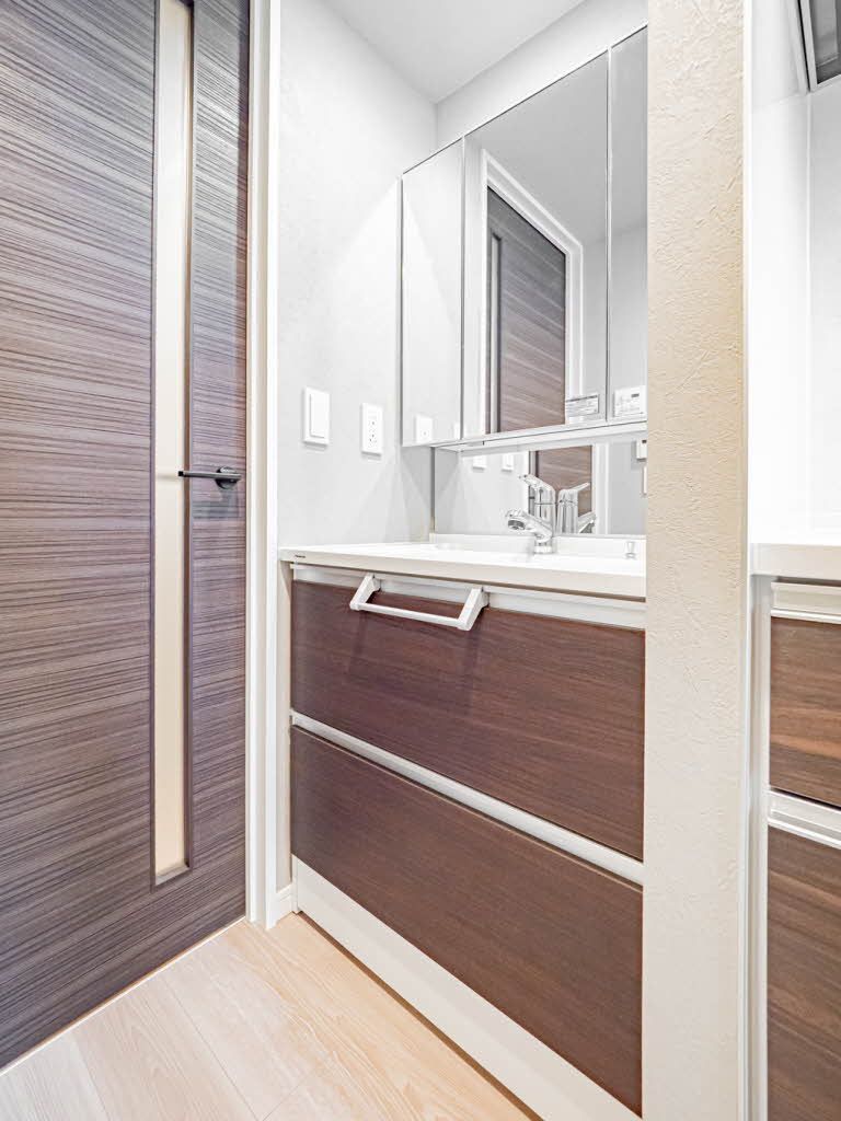 洗面設備　清潔感あふれる洗面台で、化粧品や洗面用具をすっきりと収納で…