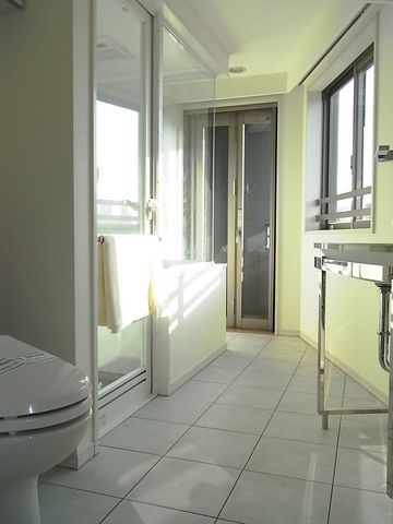 玄関　ガラス張りのゆったりとした脱衣所★