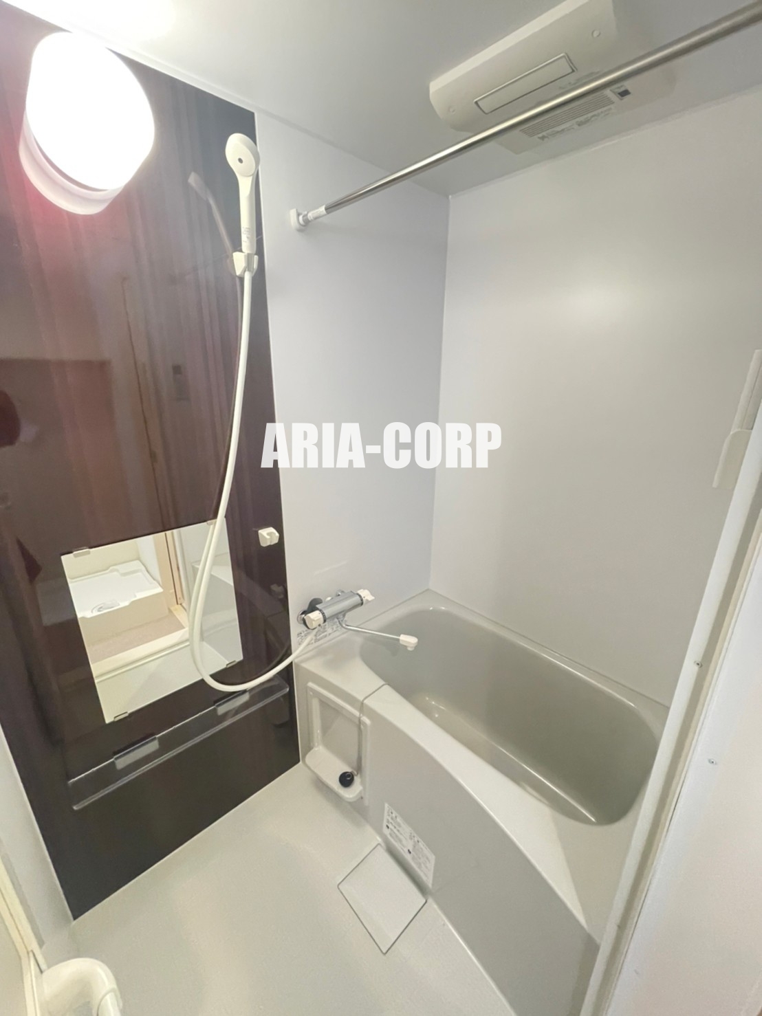 バス・シャワールーム　追炊き浴室乾燥機付。カラーパネル採用でお洒落なバスルームです