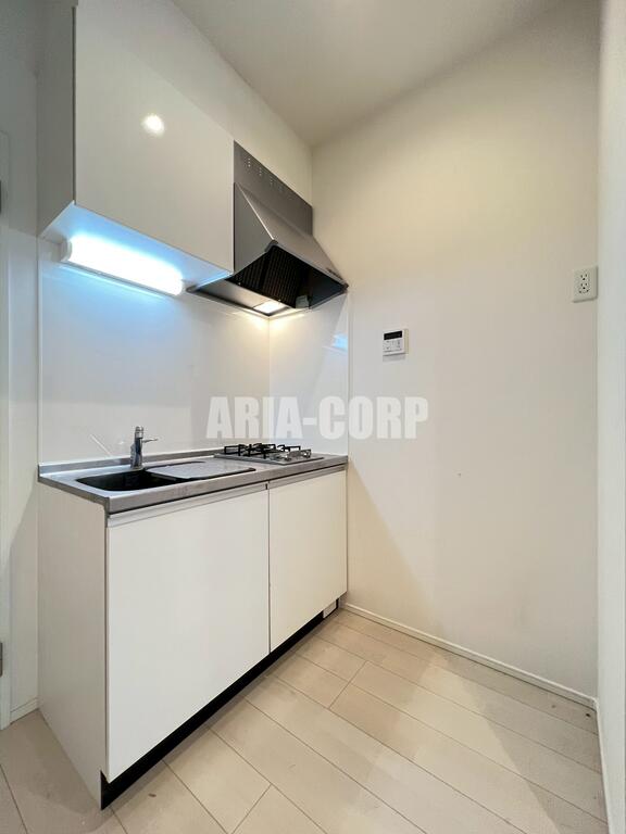 キッチン　人気の２口コンロ、お料理や洗い物に役立つ補助トレー付。