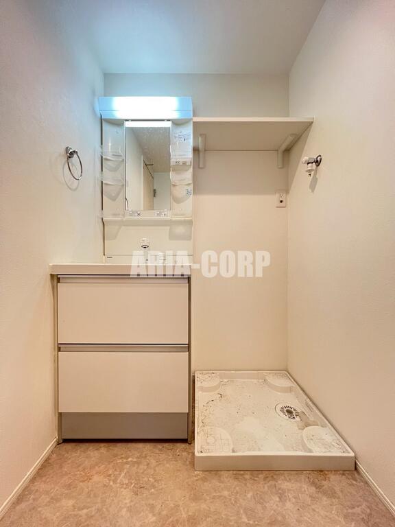 洗面設備　ゆとりある脱衣所スペース！シャワードレッサー独立洗面台です！