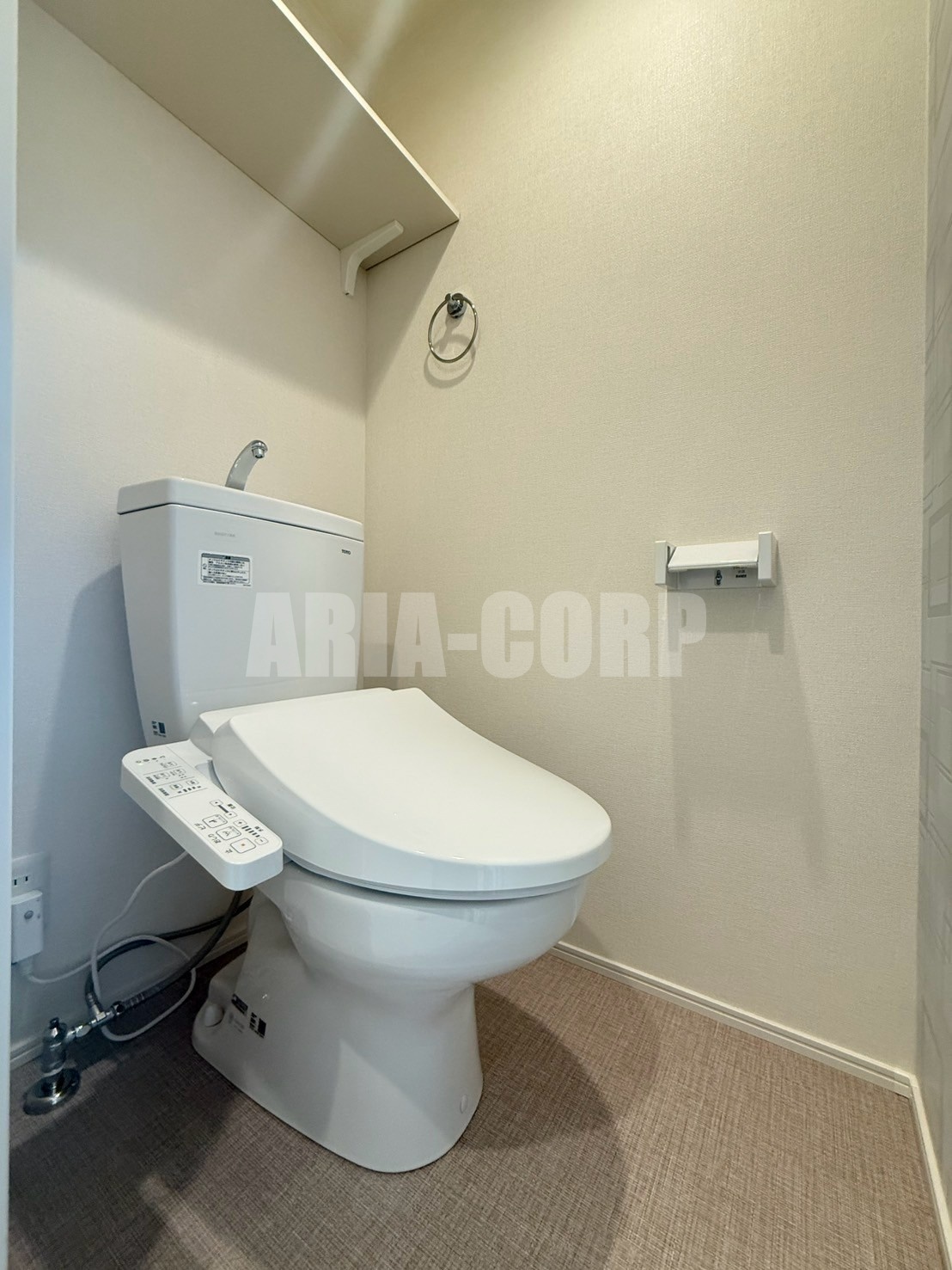 トイレ　ウォシュレット対応♪上部には収納スペースもあります！