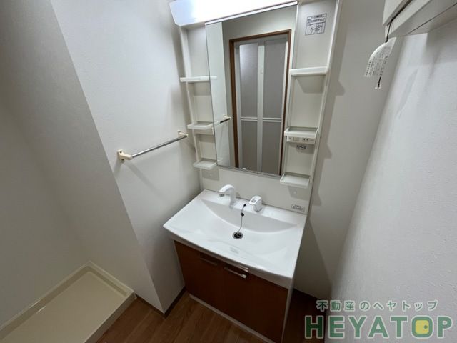 洗面設備　忙しい朝の身支度に便利なシャワー付き洗面化粧台