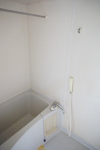 バス・シャワールーム　お風呂はユニットバス！ポールがあるので洗濯物も干せます！