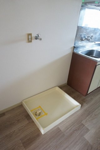 洗面設備　洗濯機置場はキッチン横です