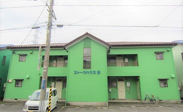 建物外観　緑の外観ですぐに場所が分かります！