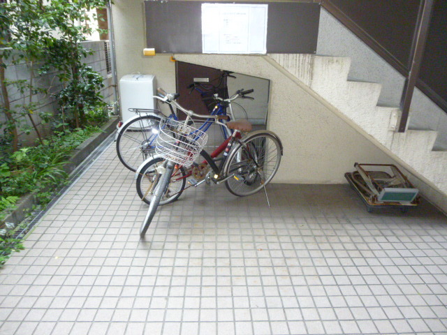 その他　駐輪スペース：2015年3月撮影