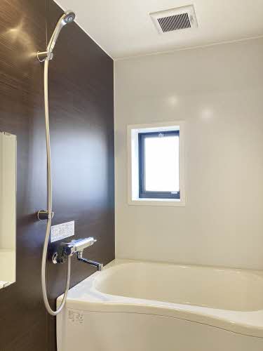 バス・シャワールーム　窓があるので換気にも便利♪