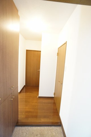 玄関　※同物件・反転タイプの写真です。