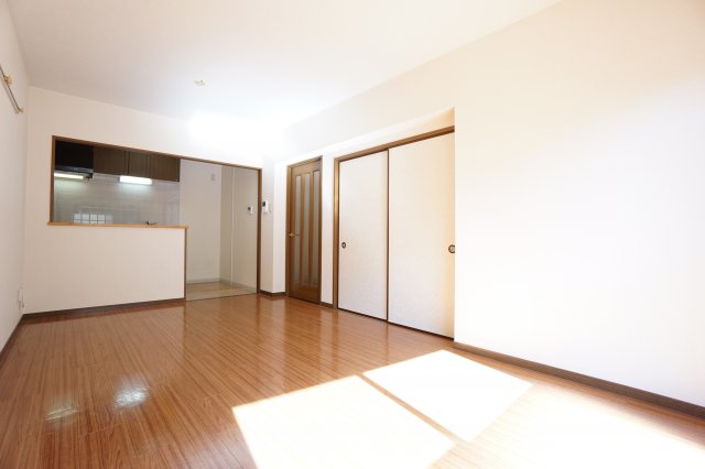 居室・リビング　※同物件・反転タイプの写真です。