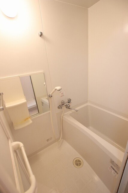 バス・シャワールーム　小物設置棚付きのバスルーム