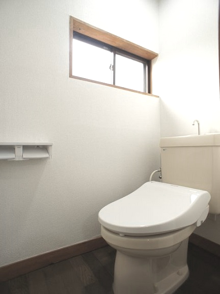 トイレ　温水洗浄暖房便座機能付きです♪