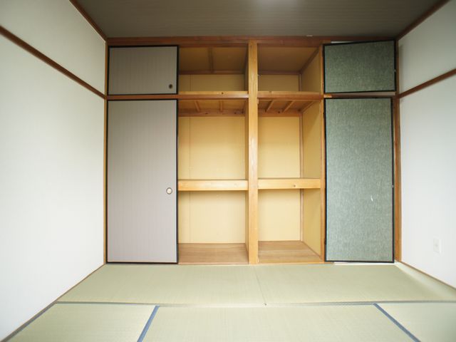 収納　充実収納付きの洋間です♪