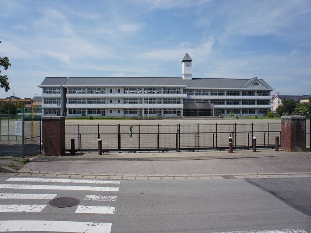 小学校　鹿沼市立みどりが丘小学校（小学校）まで658m
