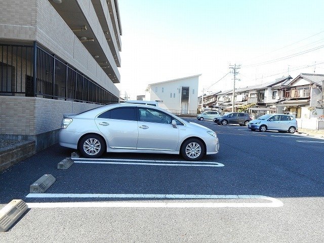 駐車場　駐車場があるので、車を買う予定の方も安心です