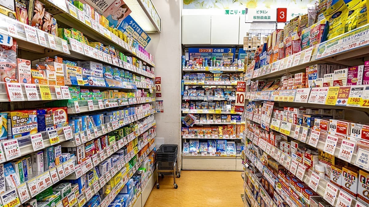 ドラックストア　トモズ白金プラザ店（ドラッグストア）まで600m