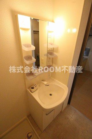 洗面設備　独立洗面台あり、毎朝おしゃれに忙しい女性の方におすすめです