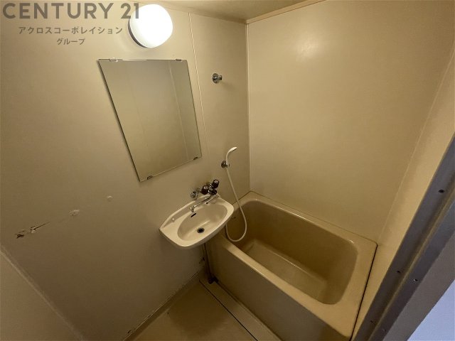 バス・シャワールーム　バストイレセパレートのシンプルな浴室です