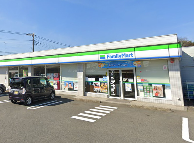 コンビニ　ファミリーマート（コンビニ）まで1818m