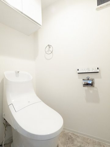 トイレ　落ち着いた色調のトイレです