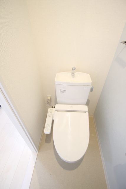 トイレ　同タイプ別室の参考写真です。※現況優先