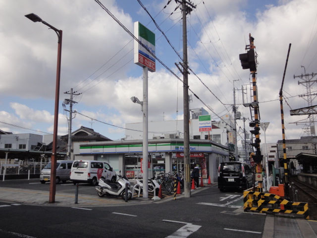 コンビニ　ファミリーマート 大阪金剛駅前店（コンビニ）まで383m