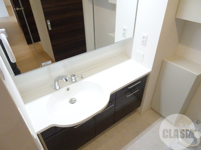 洗面設備　鏡の大きなシャンプードレッサー♪