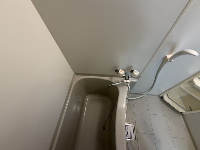 バス・シャワールーム　落ち着いた空間のお風呂です