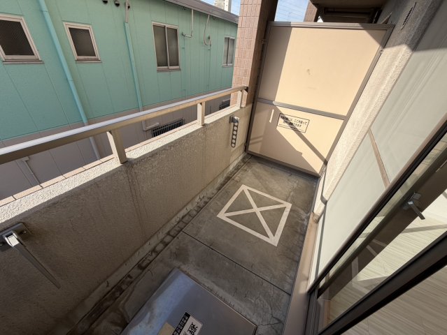 バルコニー　暖かな日差しのふりそそぐバルコニー