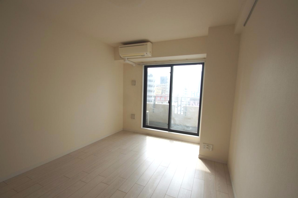 居室・リビング　「白色色の床材を使用したお部屋です」