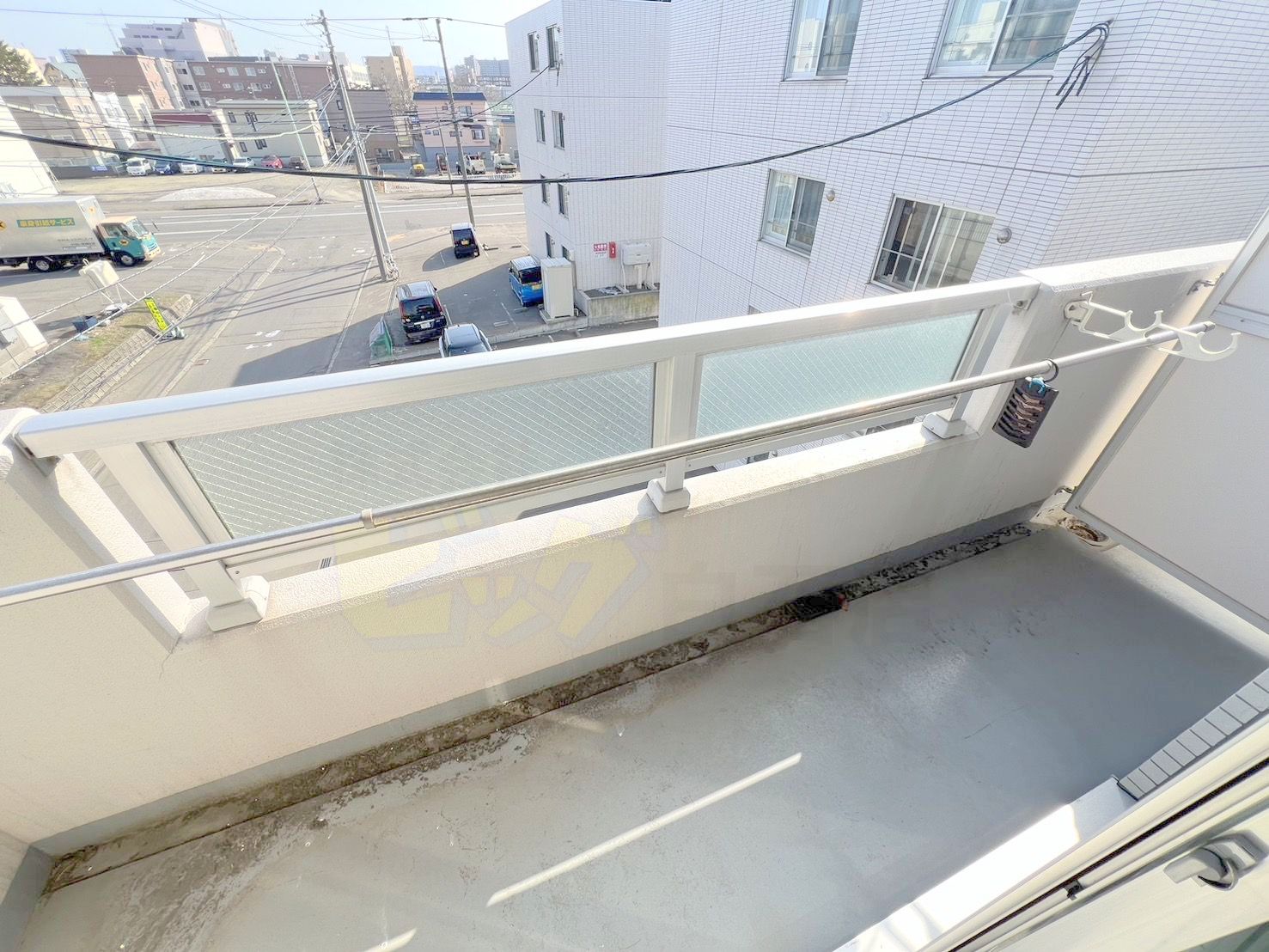 バルコニー　物置・洗濯物干しなど様々な用途で便利です♪