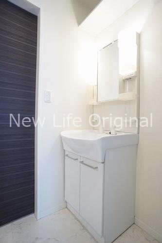 洗面設備　シャワー付き洗面台で朝の支度も楽にできます☆