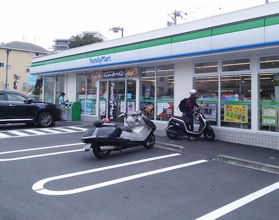 コンビニ　ファミリーマート 鶴見荒立店（コンビニ）まで976m