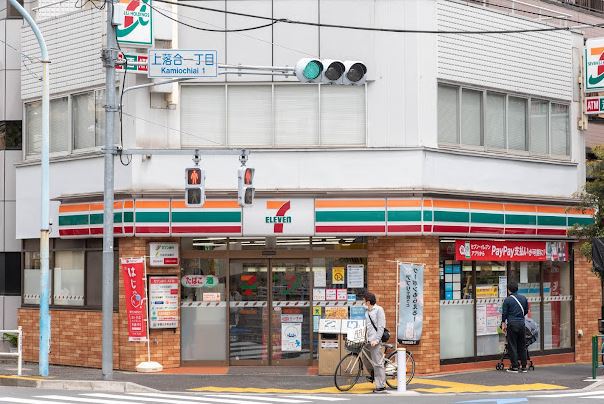 コンビニ　セブンイレブン（コンビニ）まで731m