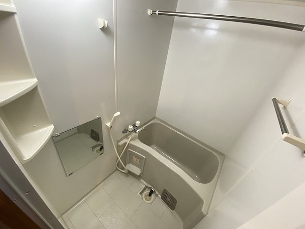 バス・シャワールーム　キレイにリフォームされています！