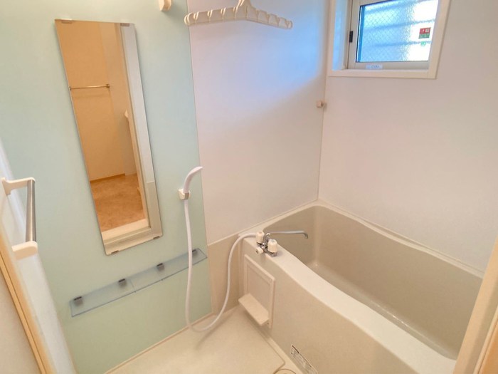 バス・シャワールーム　自然光の入るバスルームでくつろぎのひと時を。