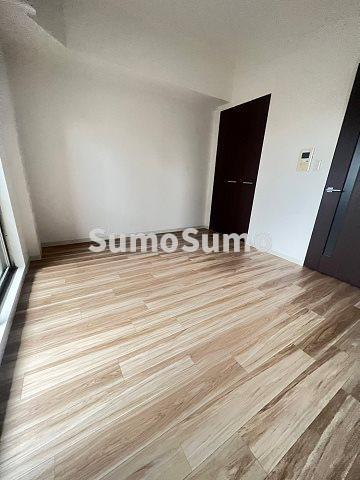 その他部屋・スペース　落ち着いた色調の寝室です