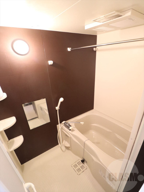 バス・シャワールーム　棚付きバスルーム