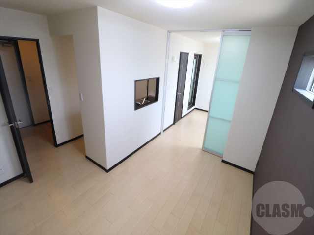 居室・リビング　アクセントクロスがお洒落なリビング