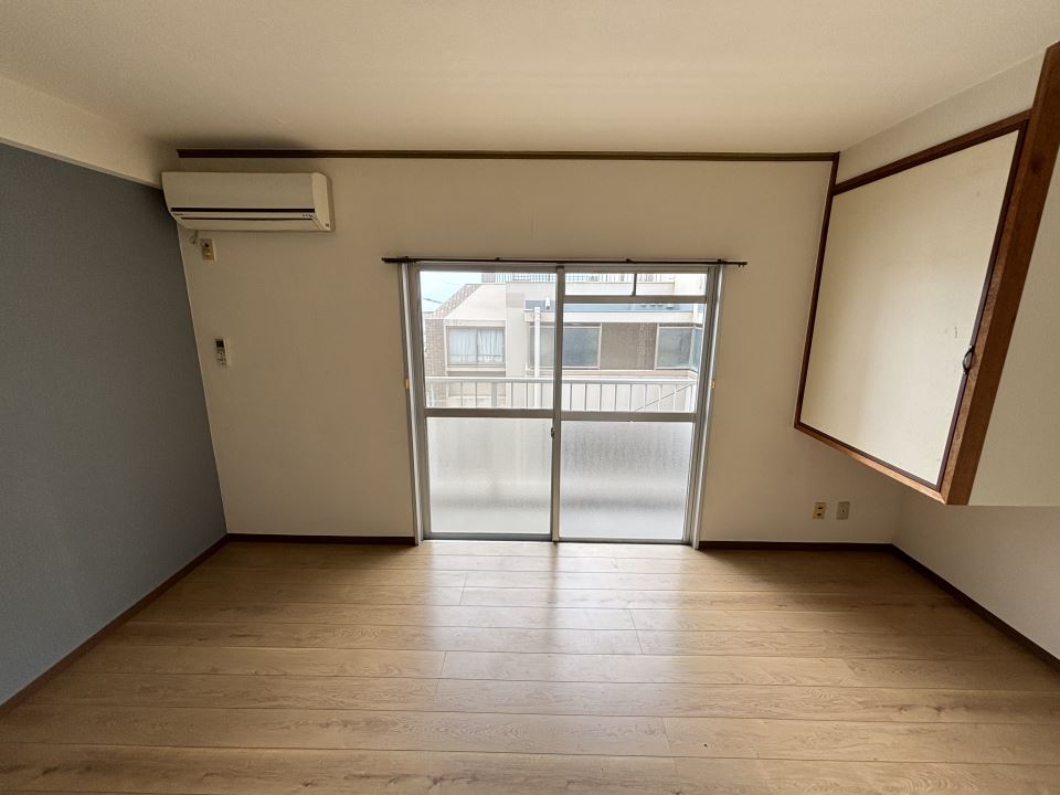 居室・リビング　８畳の洋室です