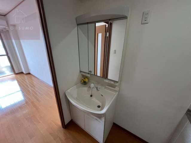 洗面設備　独立洗面台、小物を置くことができて便利です