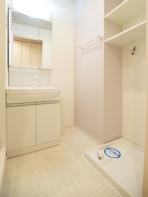 洗面設備　棚の多い洗面台です。