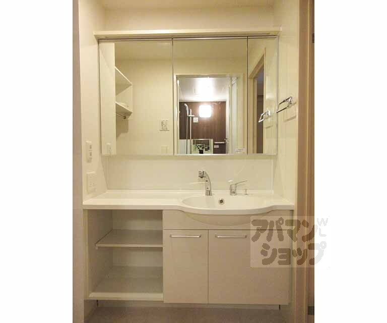 洗面設備　ワイドな洗面台・