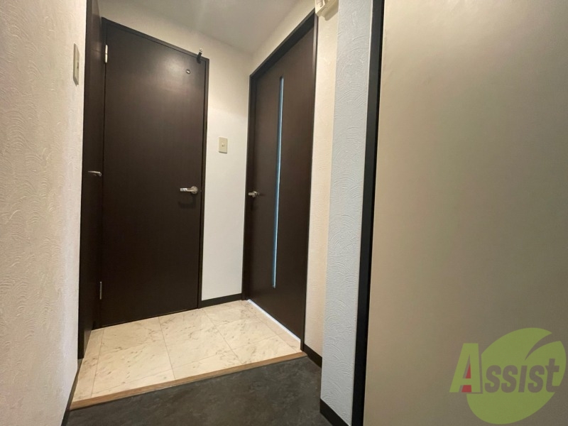 玄関　玄関です。すぐ広いリビングにつながっています。