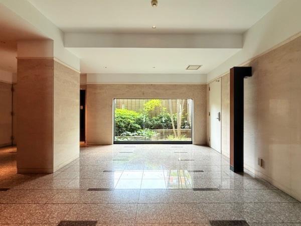 エントランス　建物の内部です